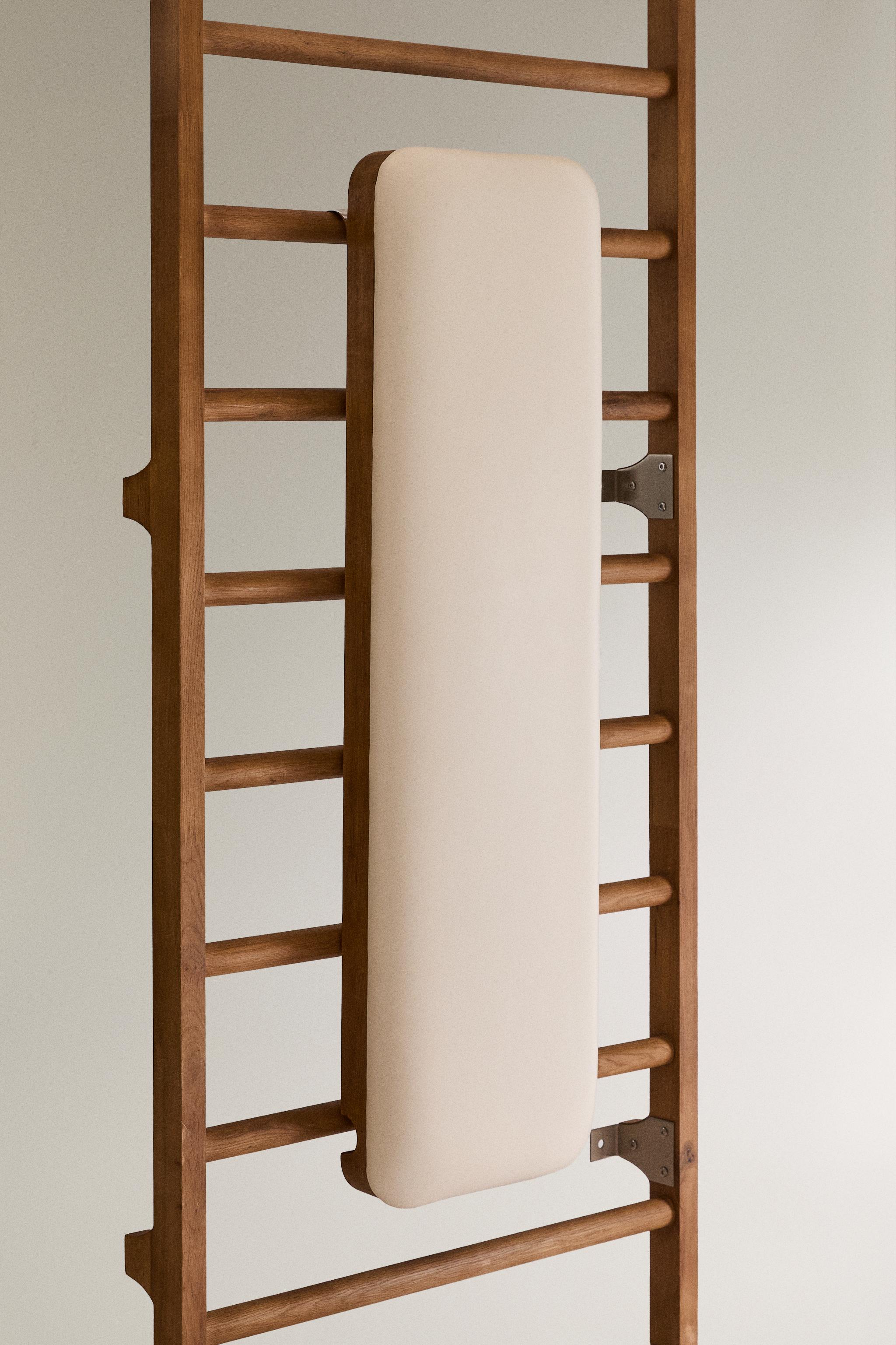 ADJUSTABLE LEATHER LADDER BENCH